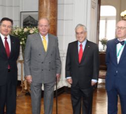 Instante del encuentro entre Su Majestad el Rey Don Juan Carlos y el Presidente electo de la República de Chile, Su Excelencia Sebastián Piñera, acomp